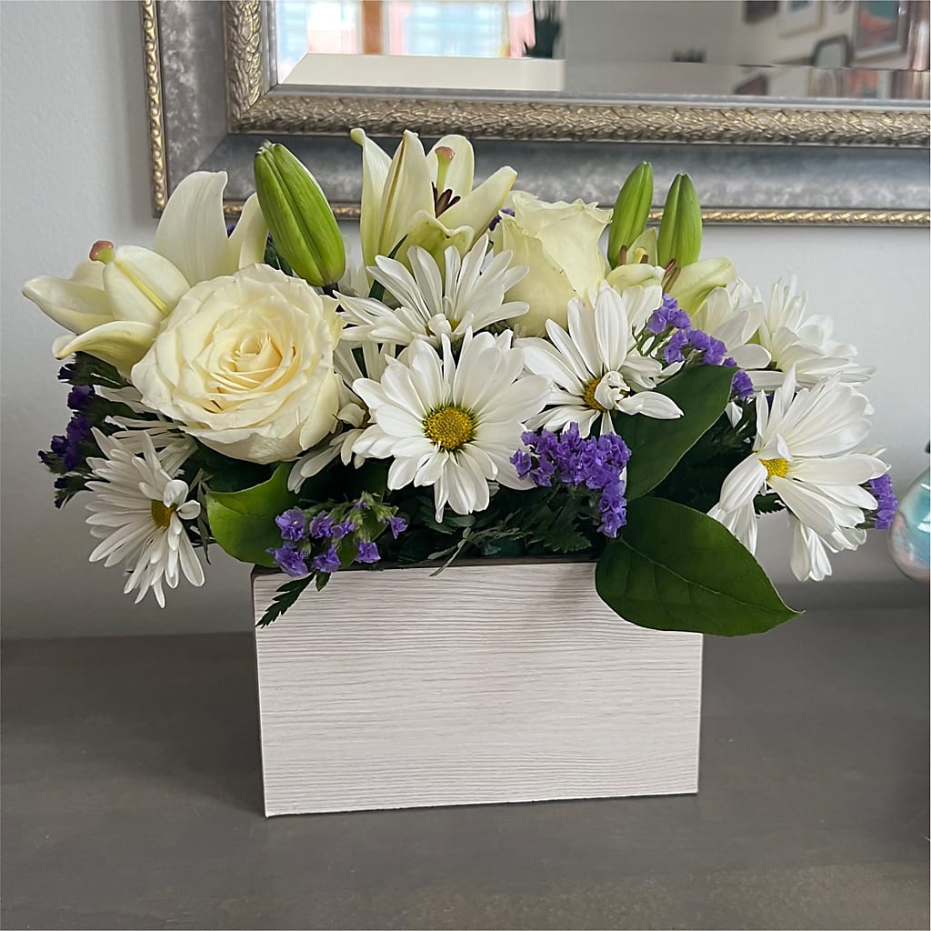 Beyond Blue Box Bouquet – Fleuriste East Angus Et Maison Du Cadeau, East Angus PQ