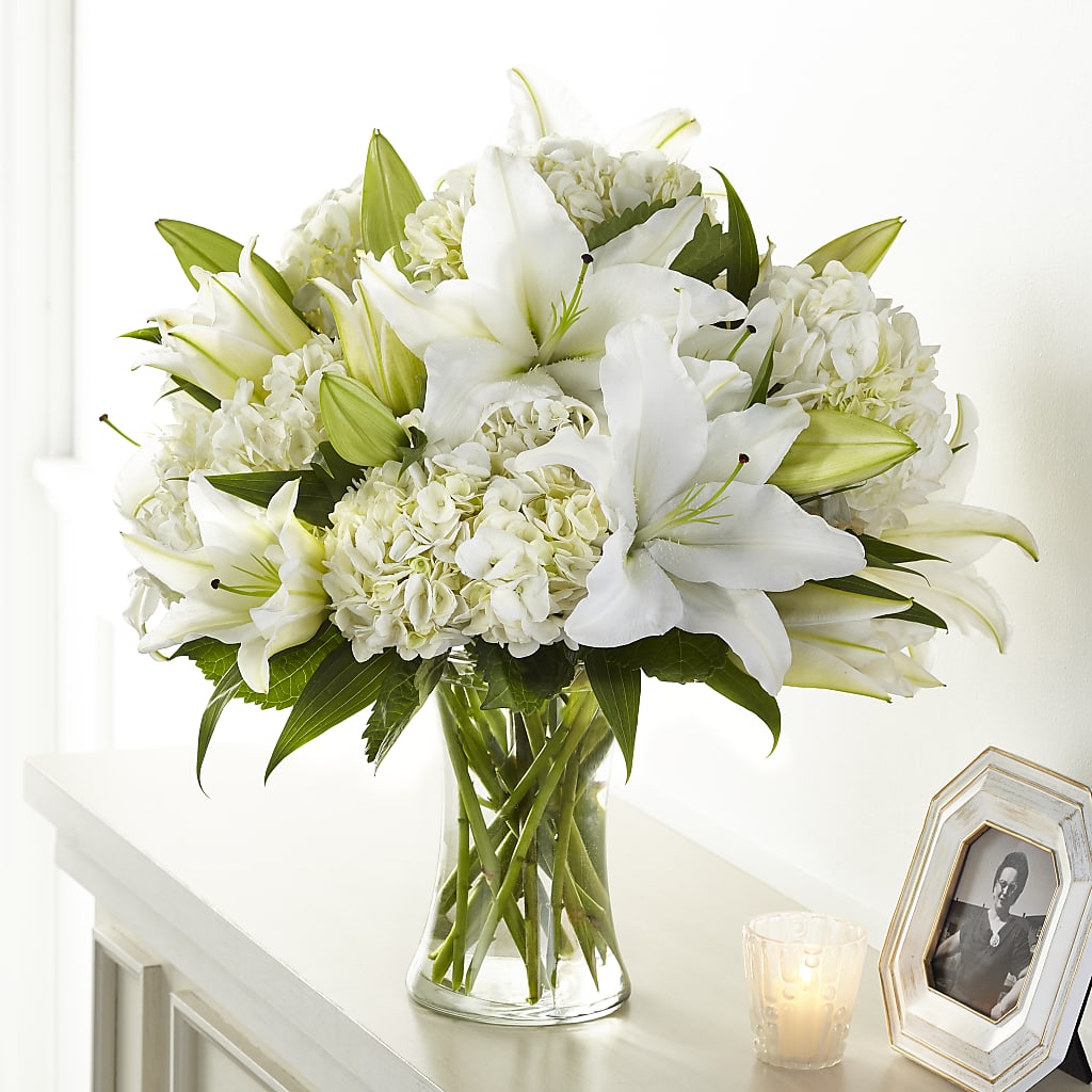 Compassionate Lily Bouquet – Fleuriste East Angus Et Maison Du Cadeau, East Angus PQ