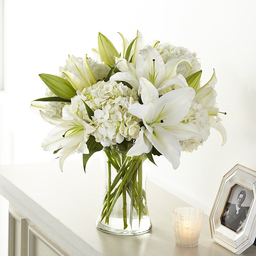 Compassionate Lily Bouquet – Fleuriste East Angus Et Maison Du Cadeau, East Angus PQ