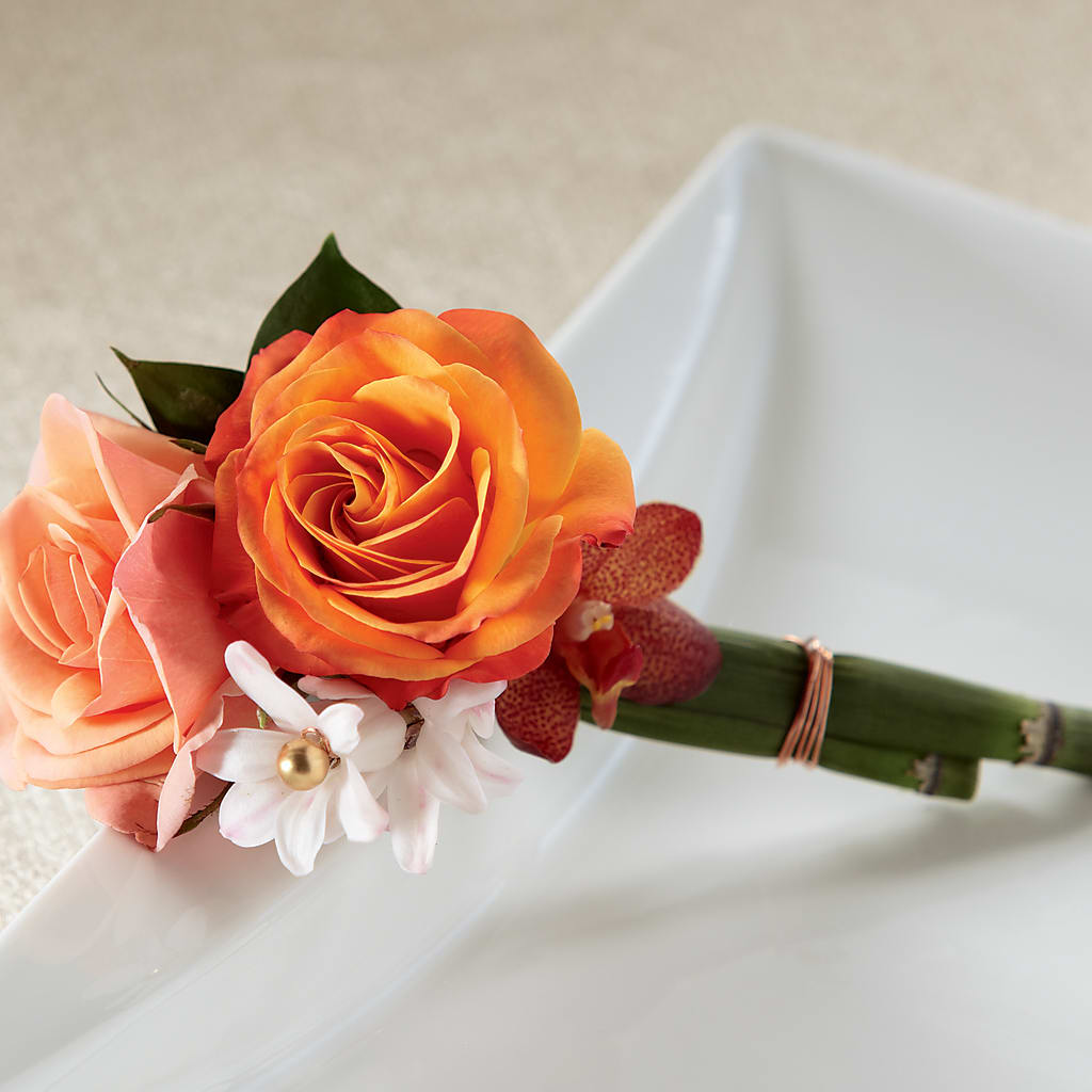 Sunset Dream Boutonniere – Fleuriste East Angus Et Maison Du Cadeau, East Angus PQ