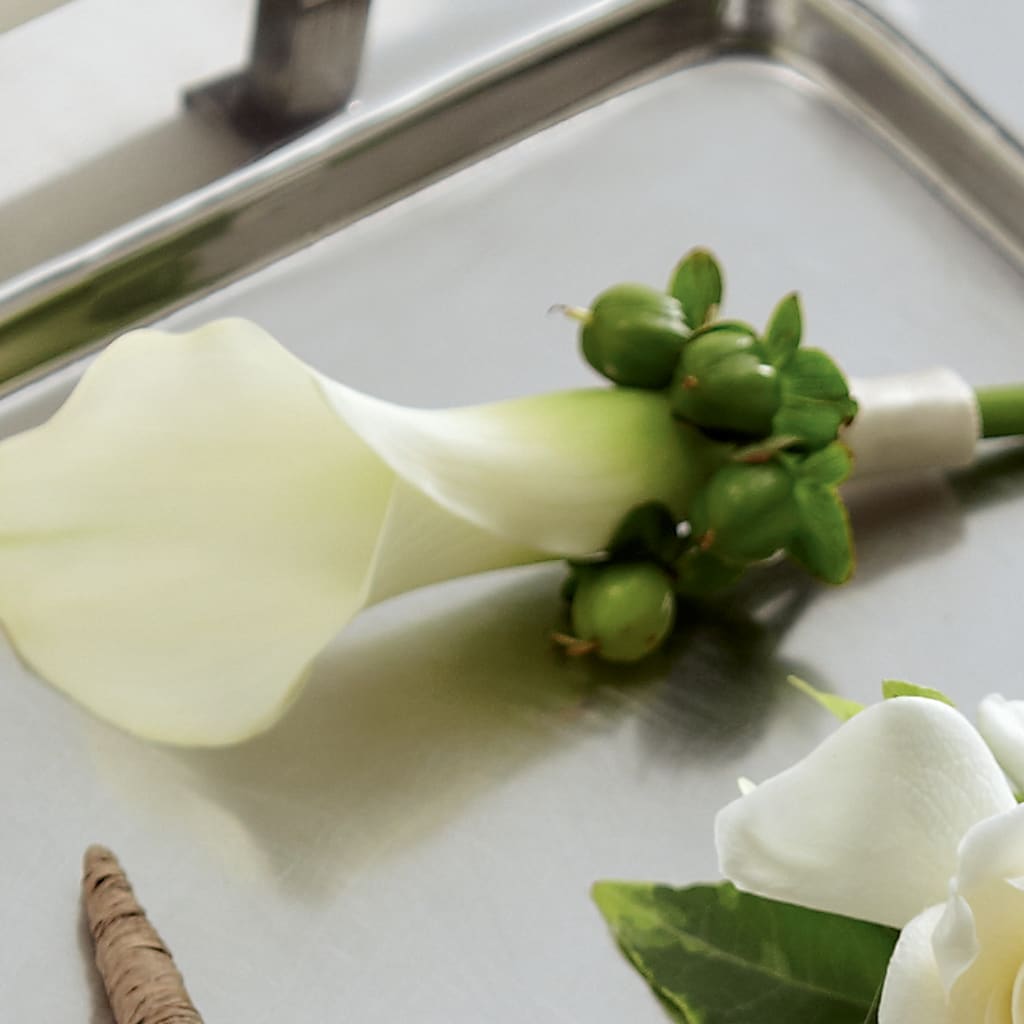 White Calla Boutonniere – Fleuriste East Angus Et Maison Du Cadeau, East Angus PQ