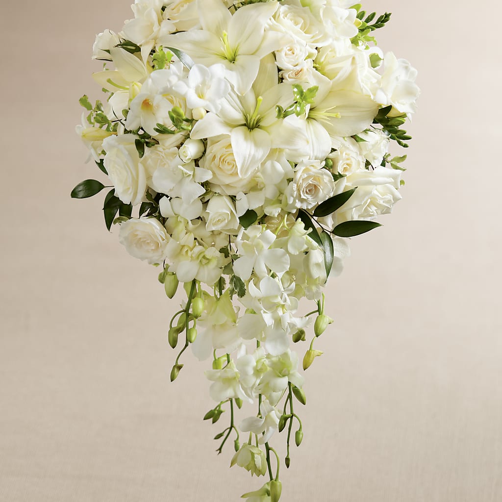 White Wonders Bouquet – Fleuriste East Angus Et Maison Du Cadeau, East Angus PQ