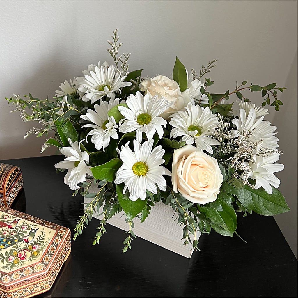 Fresh Linen Box Bouquet –  Fleuriste East Angus Et Maison Du Cadeau, East Angus PQ