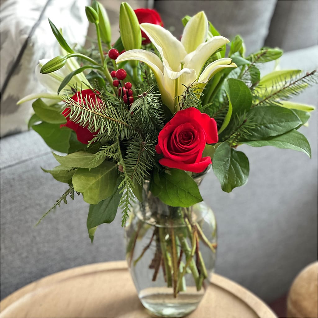 Sparkling Snowflakes Bouquet –  Fleuriste East Angus Et Maison Du Cadeau, East Angus PQ