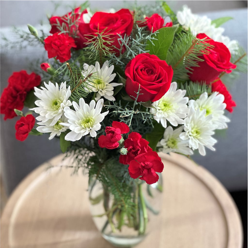Seasonal Magic Bouquet –  Fleuriste East Angus Et Maison Du Cadeau, East Angus PQ