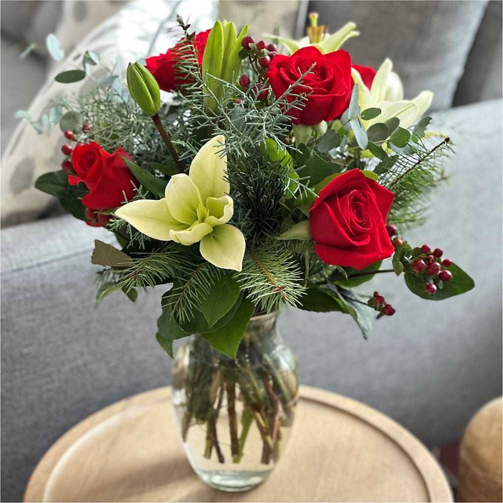 Glittering Lights Bouquet –  Fleuriste East Angus Et Maison Du Cadeau, East Angus PQ