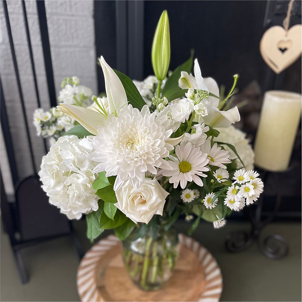 Classic Ivory – A Florist Original –  Fleuriste East Angus Et Maison Du Cadeau, East Angus PQ