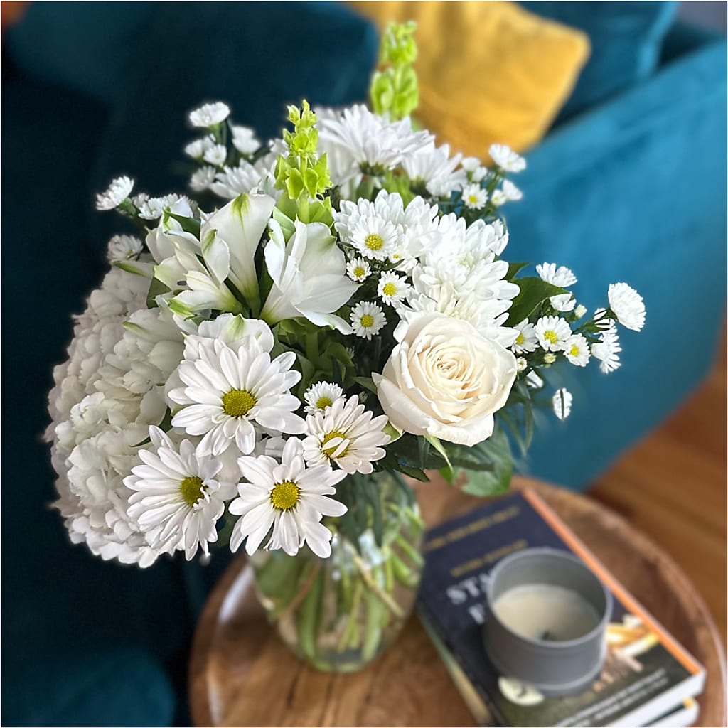 Classic Ivory – A Florist Original –  Fleuriste East Angus Et Maison Du Cadeau, East Angus PQ