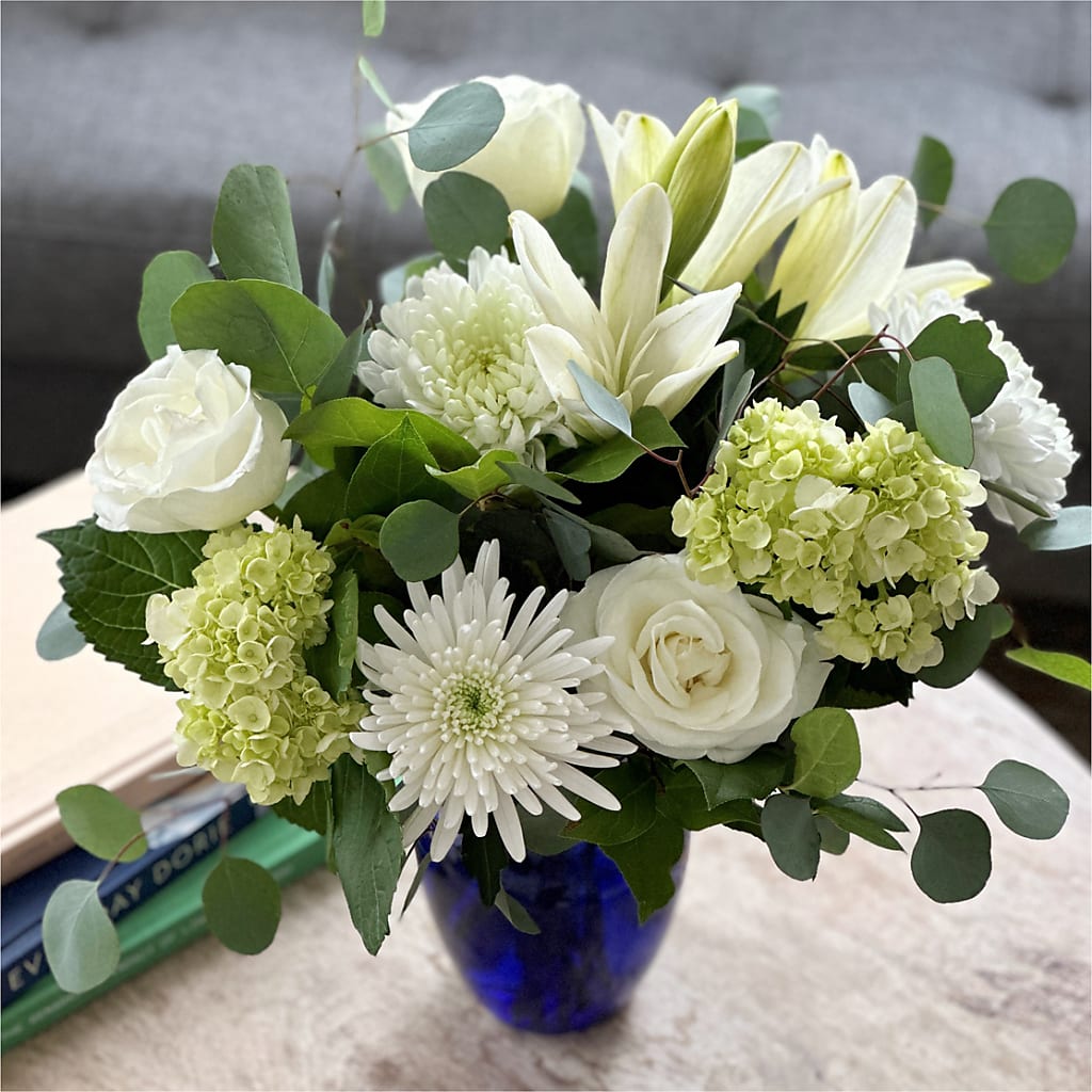 Snowy Dreams Bouquet –  Fleuriste East Angus Et Maison Du Cadeau, East Angus PQ
