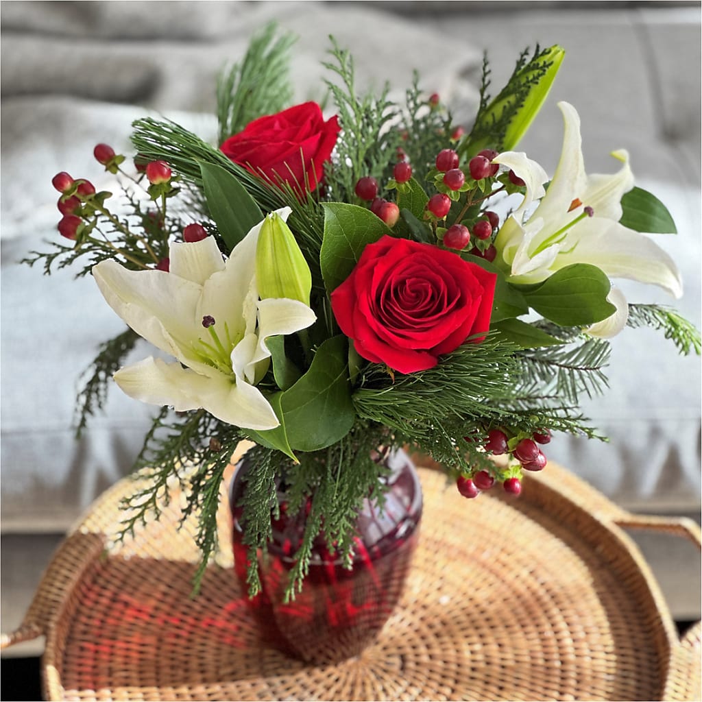 Evergreen Delight Bouquet –  Fleuriste East Angus Et Maison Du Cadeau, East Angus PQ