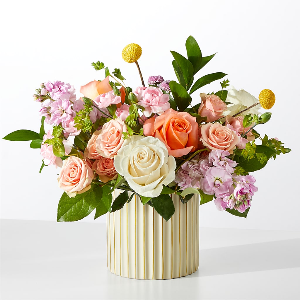 Bouquet de marché français avec vase ivoire